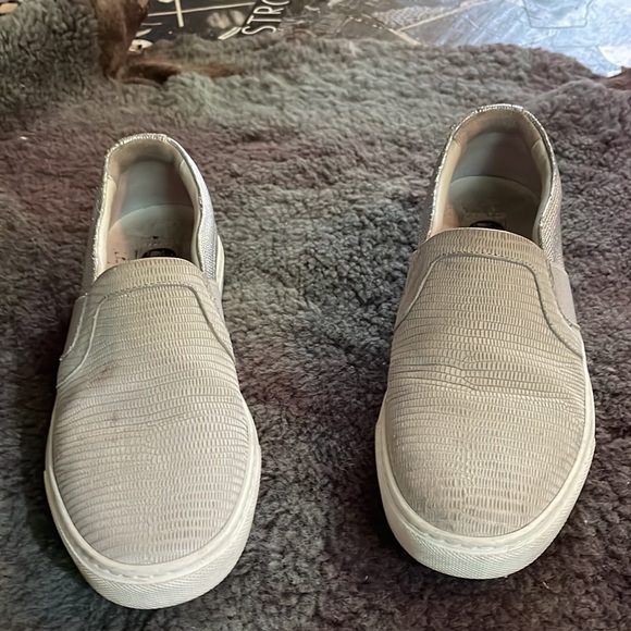 Lanvin Paris Designer “Curbies” Grey Snakeskin
US Women’s size 7, Euro size 37 - Picture 2 of 7